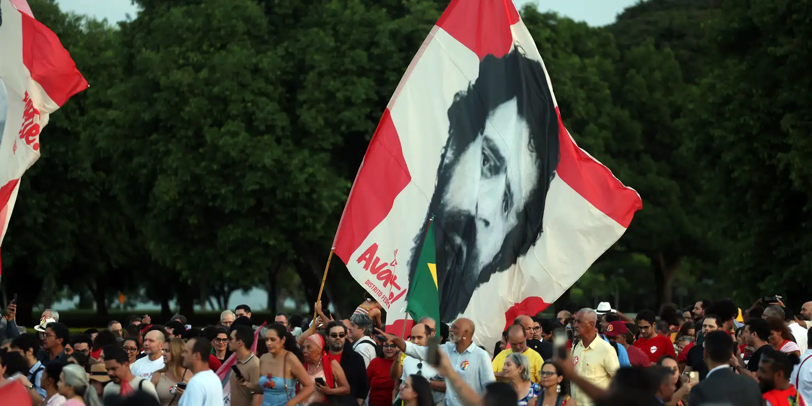 Eleitores idosos homenageiam o presidente em festa no aniversário de Lula