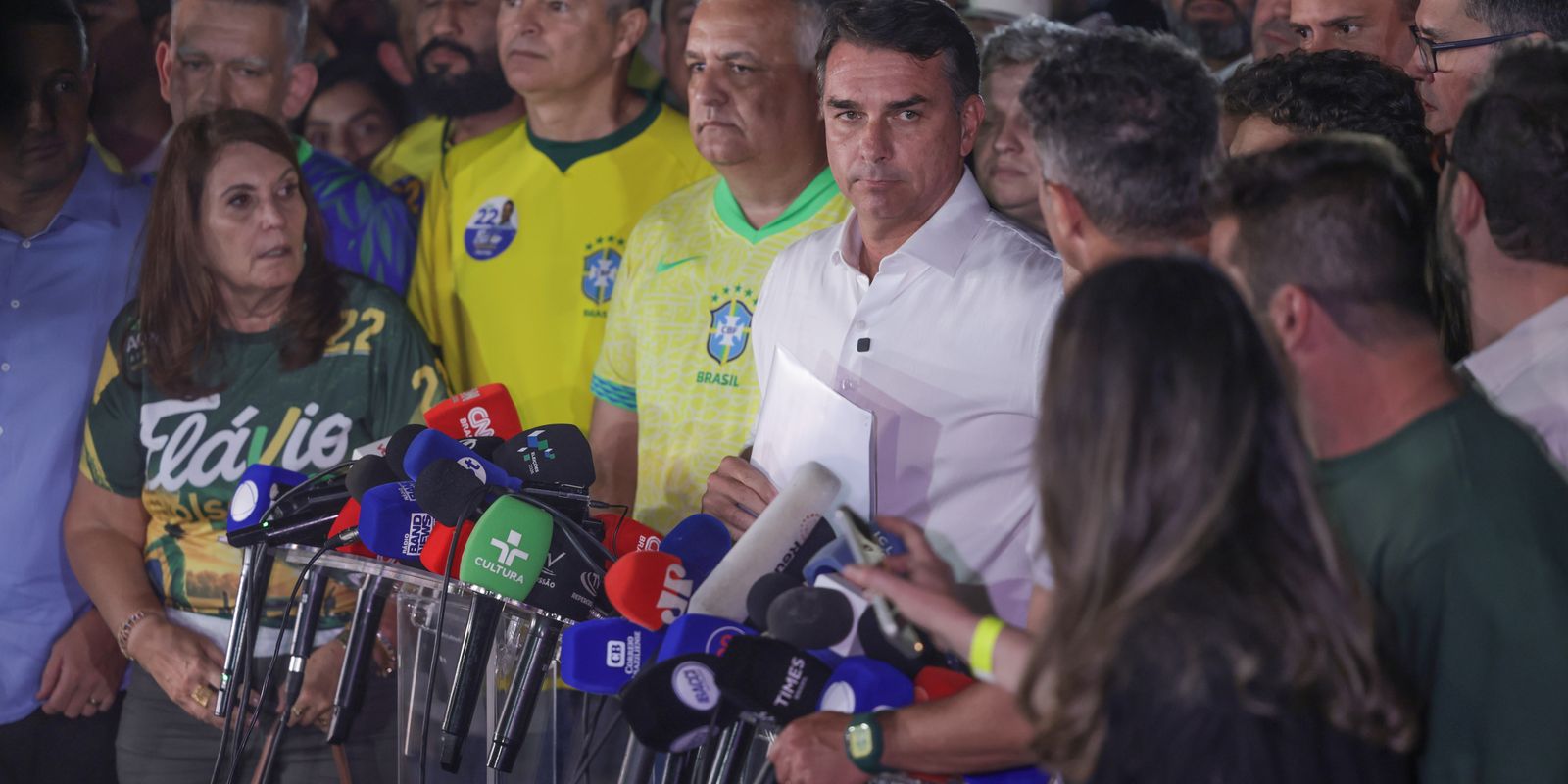 Alexandre de Moraes proíbe Flávio Bolsonaro de deixar o país e exige passaporte