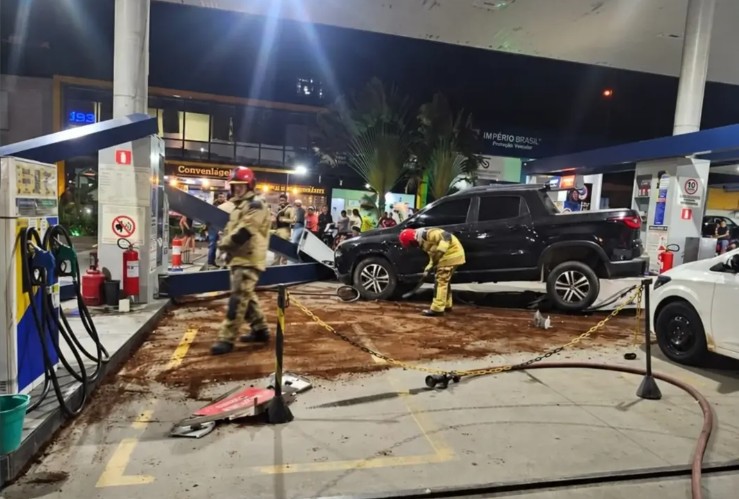 Carro atinge bomba de posto e causa acidente em Mamanguape após manobra de ré