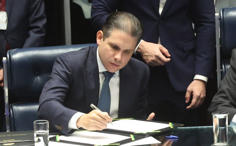 Hugo Motta adota nova escala de trabalho imediatamente na Câmara