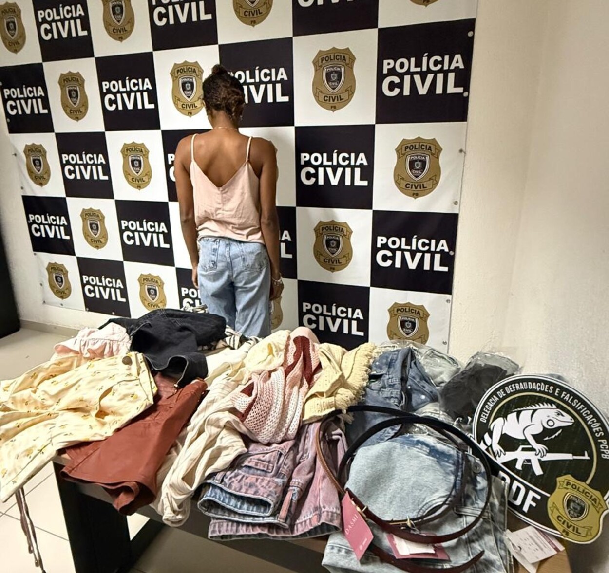 Mulher é presa em flagrante por golpe em loja de roupas em João Pessoa