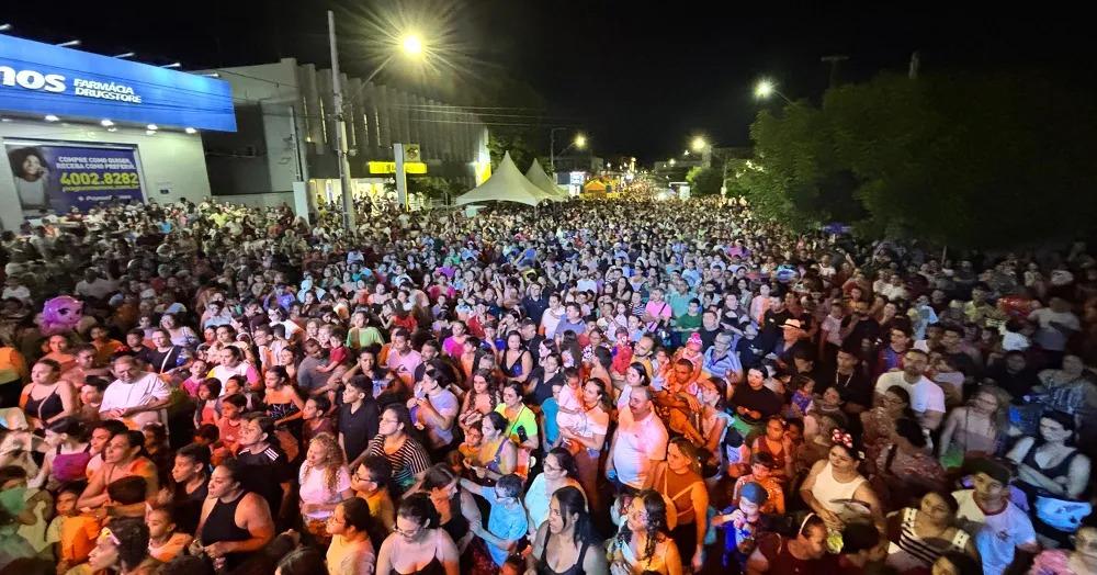 Multidão lota Avenida Juvêncio Carneiro durante Festa das Crianças em Cajazeiras