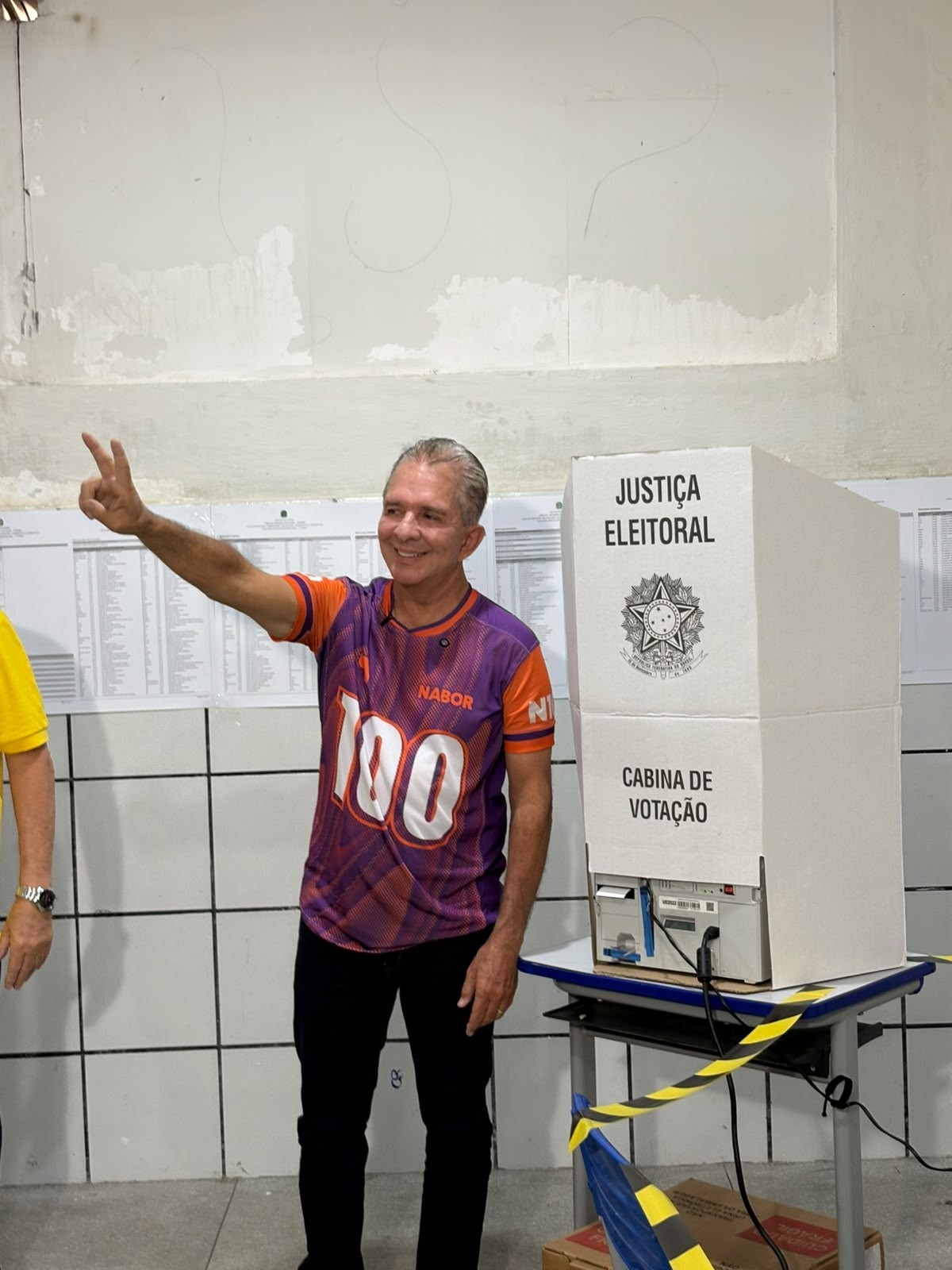 Nabor Wanderley vota em Patos durante as eleições na Paraíba
