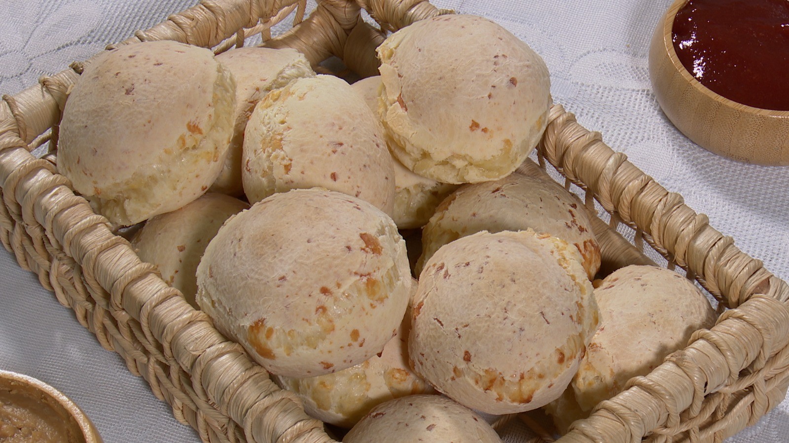 Chef JPB ensina receita de pão de queijo mineiro tradicional