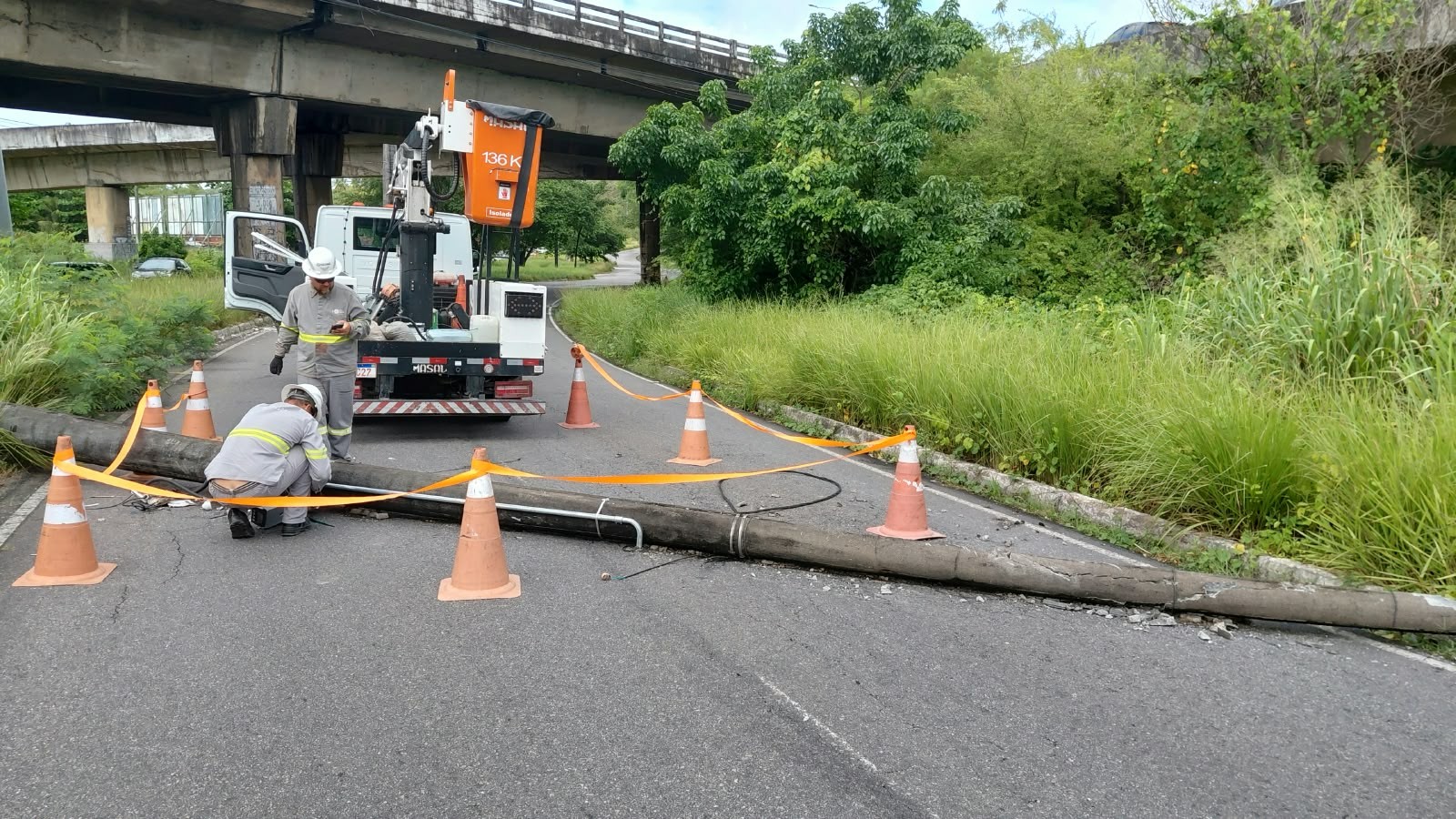 Queda de poste provoca interdição parcial na Avenida Sanhauá em João Pessoa