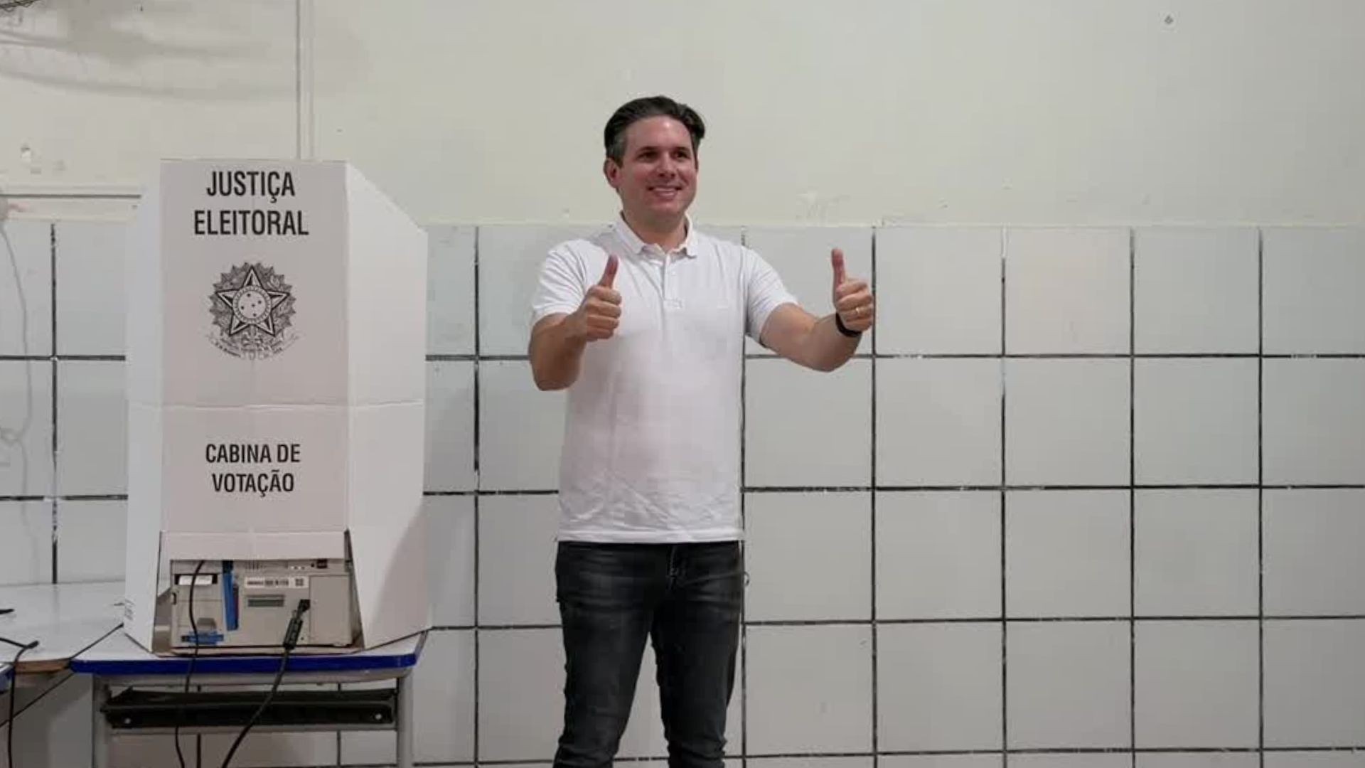 Hugo Motta vota na Paraíba durante o segundo turno das eleições presidenciais