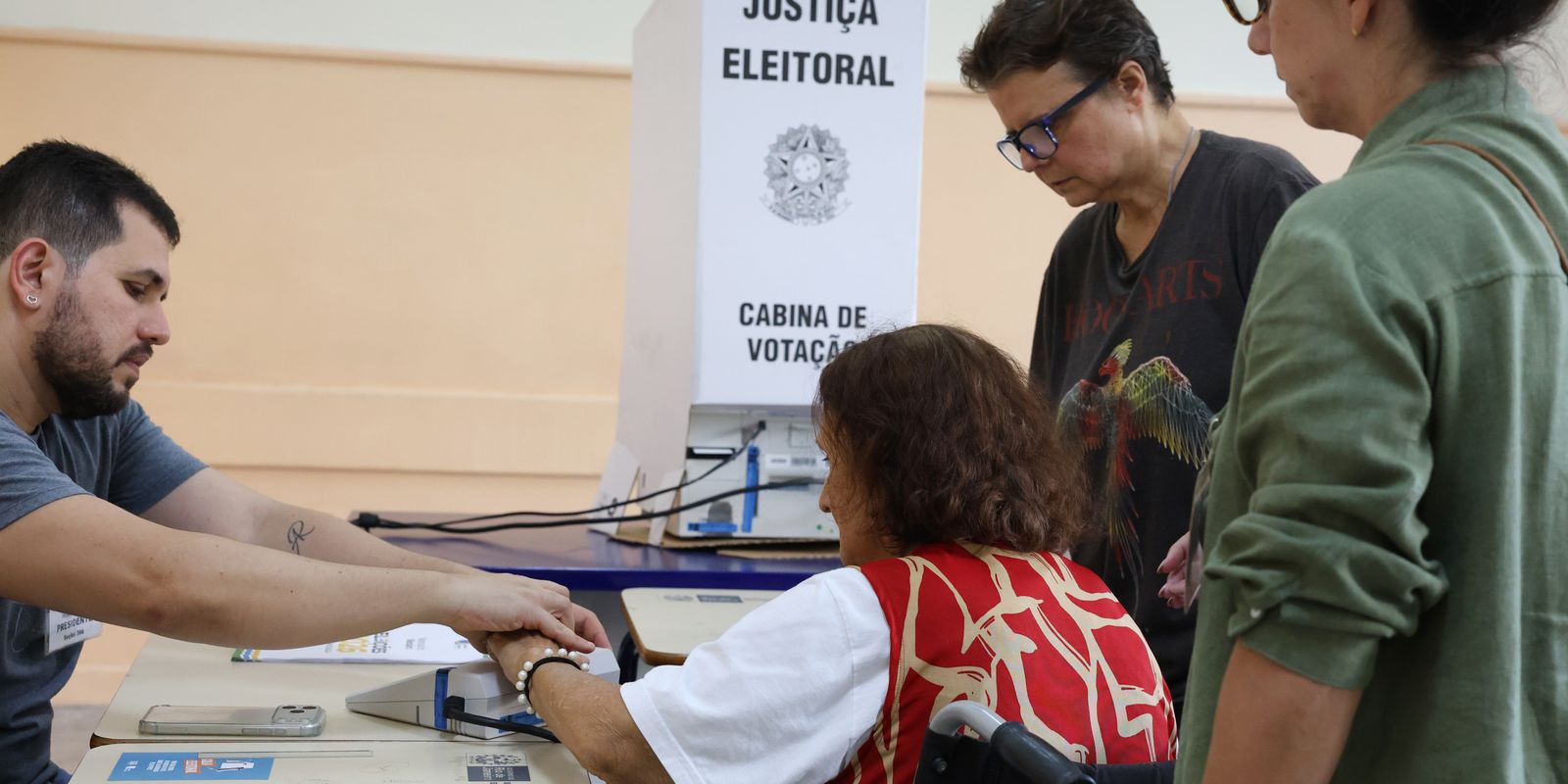 Primeiro turno das eleições registra alta de 43% de eleitores idosos