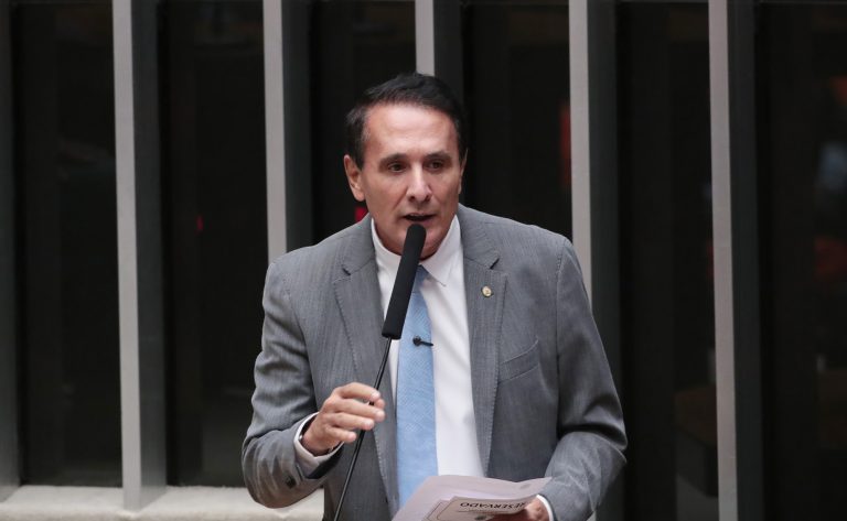 Projeto na Câmara cria programa de rastreabilidade bovina para pequenos produtores