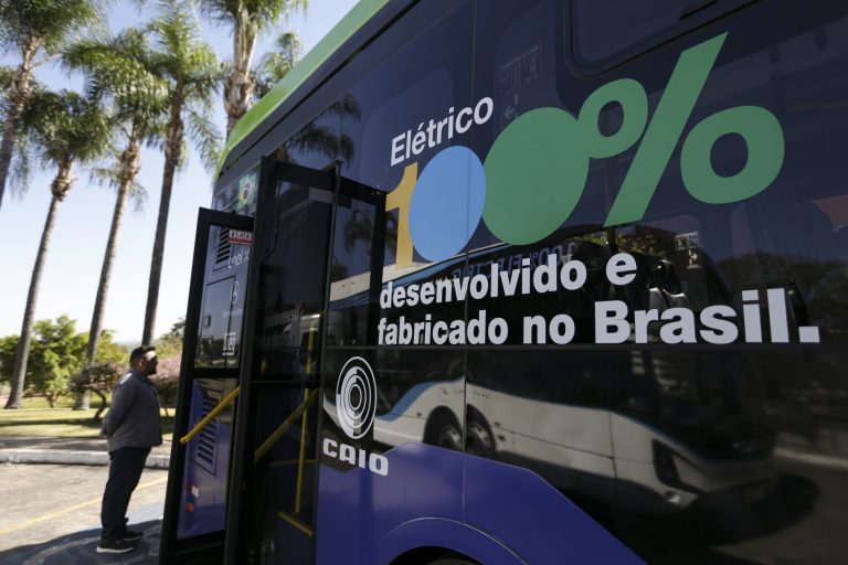Projeto cria diretrizes para eletrificação de ônibus e caminhões no Brasil