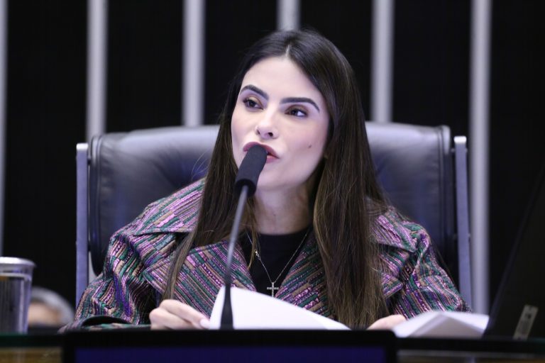Projeto cria programa de apoio para famílias superendividadas no brasil