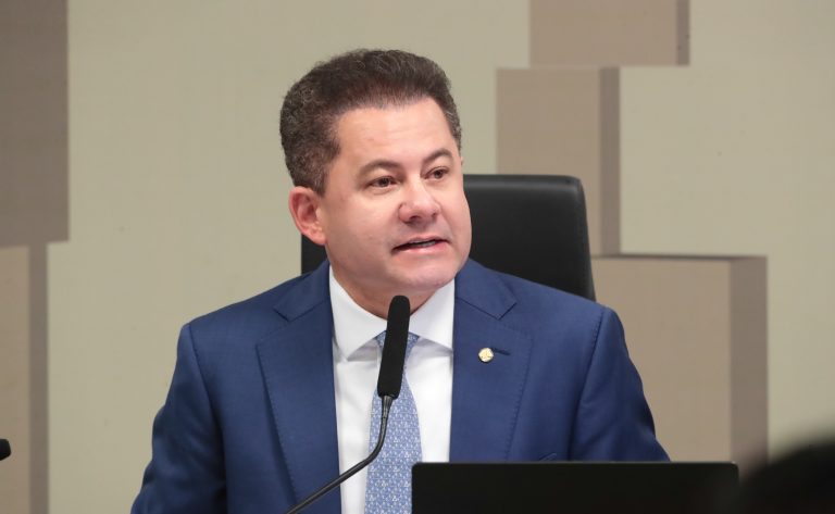 Projeto isenta entidades, escolas e partidos da taxa de licenciamento