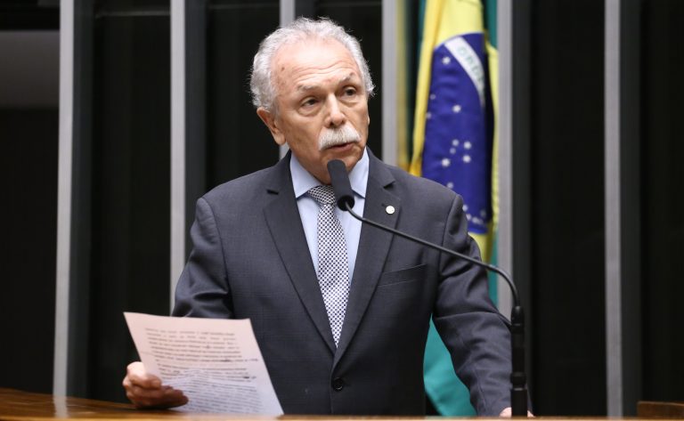 Câmara analisa projeto para banir plásticos descartáveis em órgãos e escolas