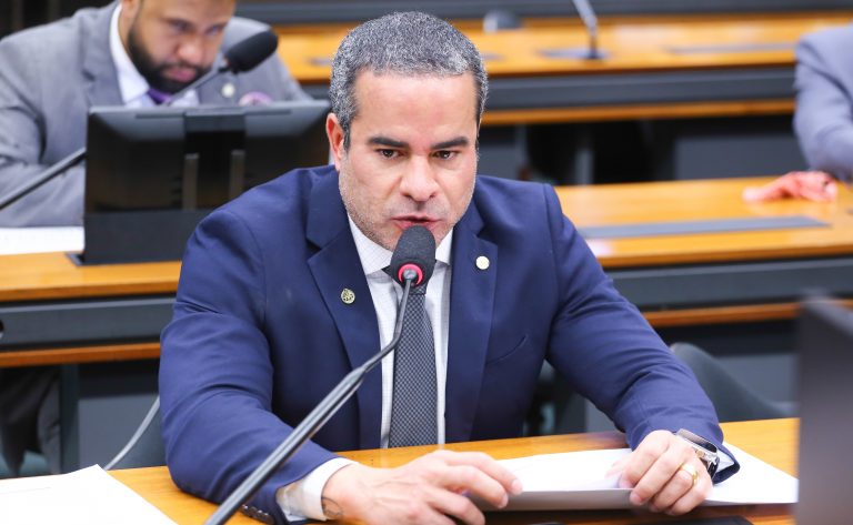 Projeto de lei tipifica fraude por desconto indevido em folha de pagamento