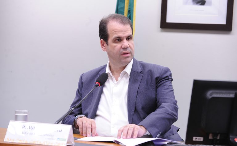 Projeto de lei exige daltonismo e cor nas etiquetas de roupas no Brasil