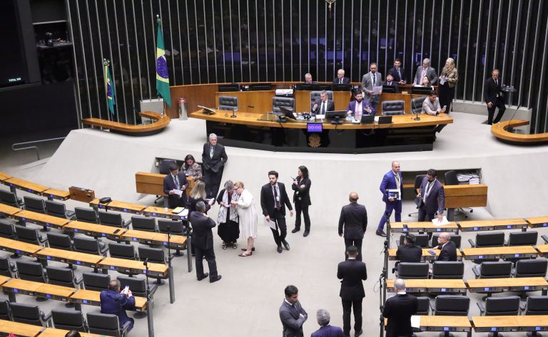 Viagem de Flávio Bolsonaro e reeleição de Lula geram debate na Câmara