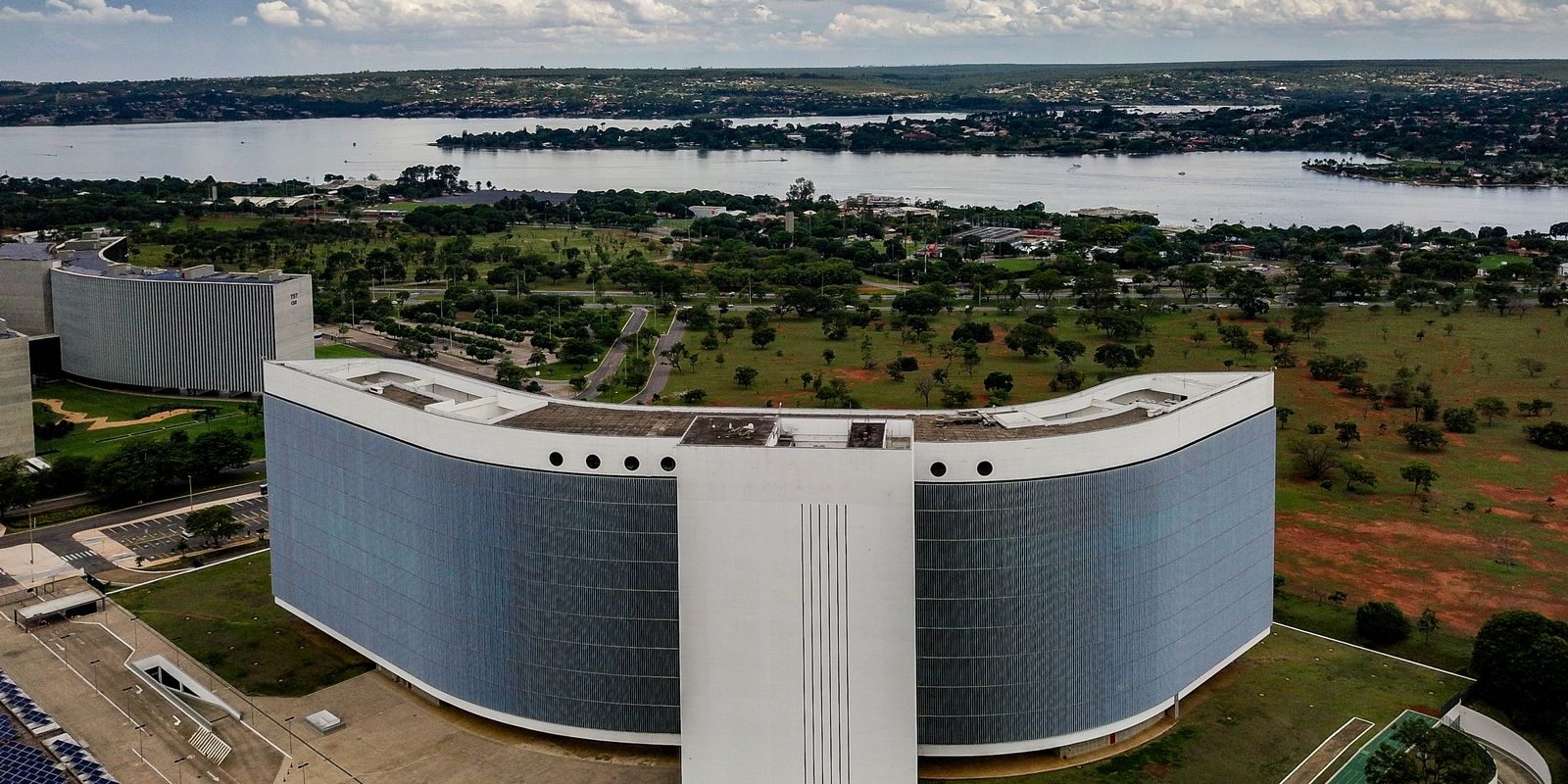 TSE exige isonomia na IA da Meta para campanhas de Lula e Flávio
