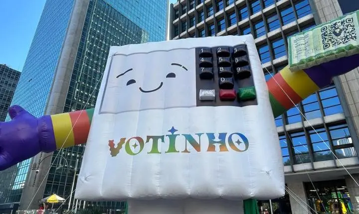 Parada do Orgulho LGBT+ de São Paulo destaca a importância do voto consciente