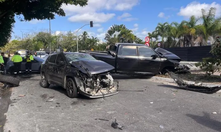 Acidente na Avenida Beira Rio deixa ferida e interdita via em João Pessoa