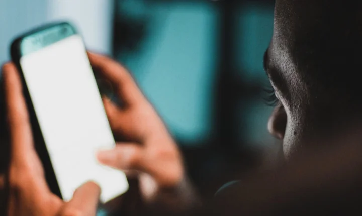 Adolescente é suspeito de liderar grupos online com discurso de ódio e ameaças de massacres escolares na Paraíba