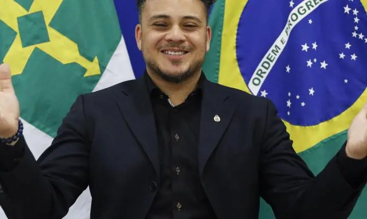 Cantor Osmin Carlson, adotado na Holanda, busca suas raízes e sonha em viver no Brasil