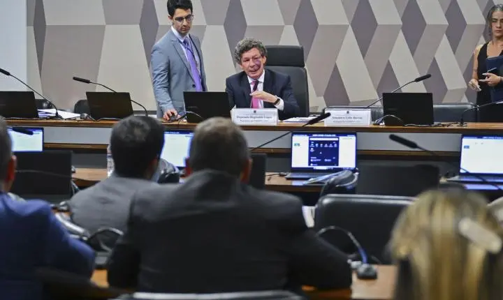 Comissão adia votação da MP da taxa das blusinhas para quarta-feira