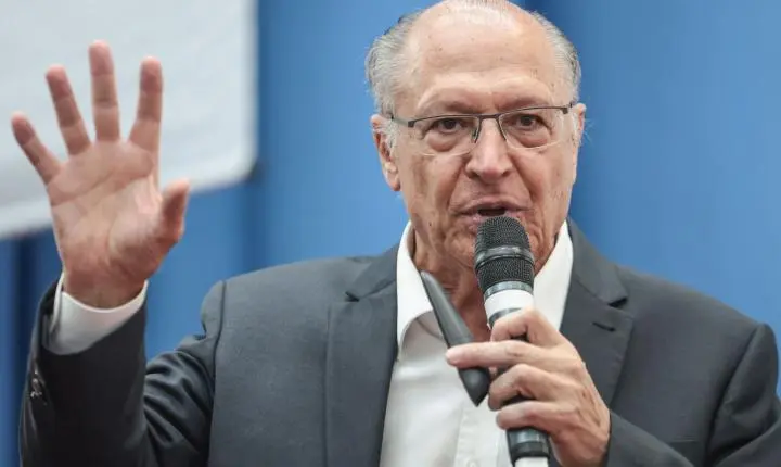 Alckmin afirma que Milei presta desserviço à Argentina após ataques no Brasil