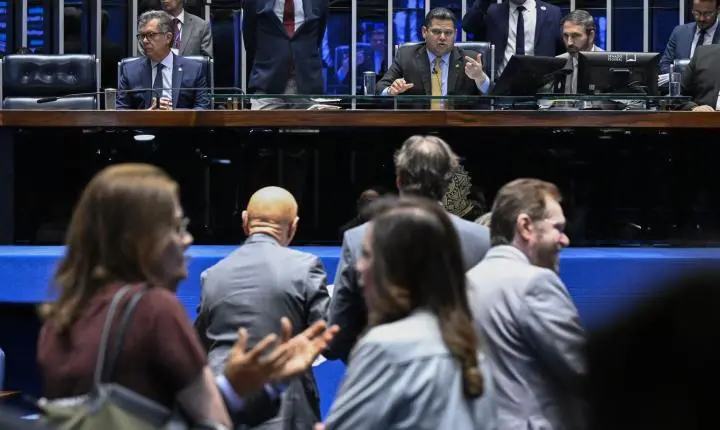 Senado votará fim da escala 6x1 após eleições, diz Alcolumbre