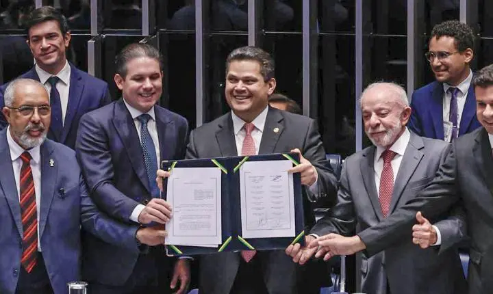 Davi Alcolumbre homenageia Paulo Paim na promulgação do fim da escala 6x1