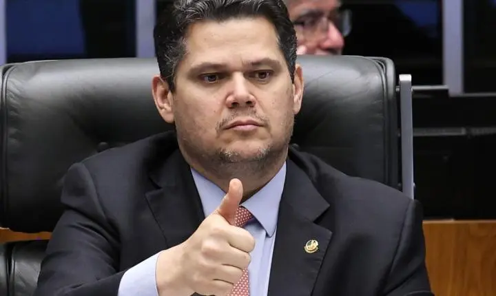 Alcolumbre defende debate aprofundado para PEC da 6x1 no Senado