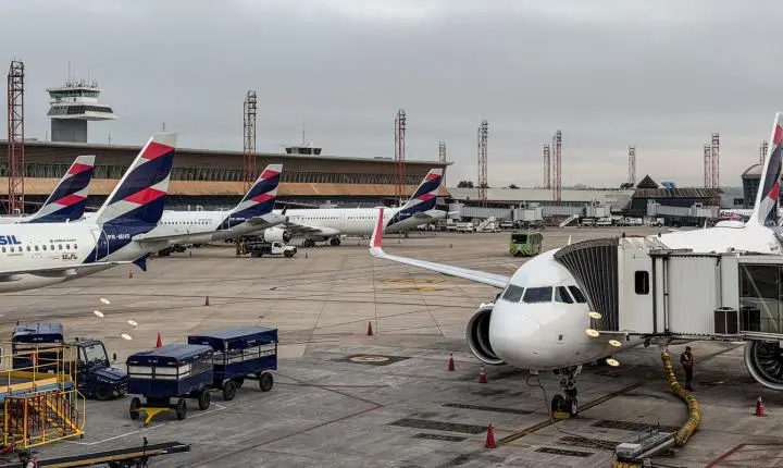 Anvisa atualiza regras de segurança sanitária para aeroportos e aviões