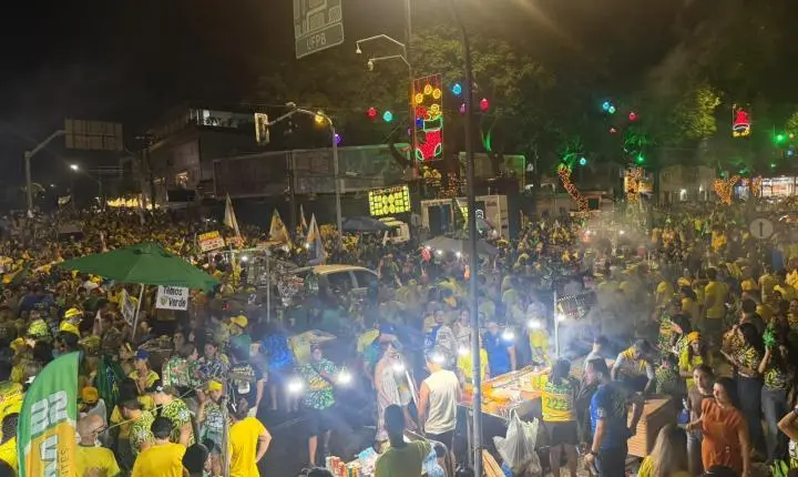 Apoiadores de Flávio Bolsonaro realizam ato político em João Pessoa