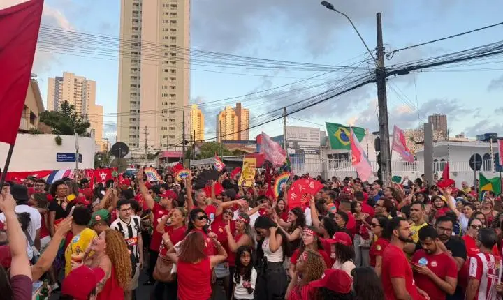 Apoiadores de Lula realizam ato em João Pessoa na véspera do segundo turno