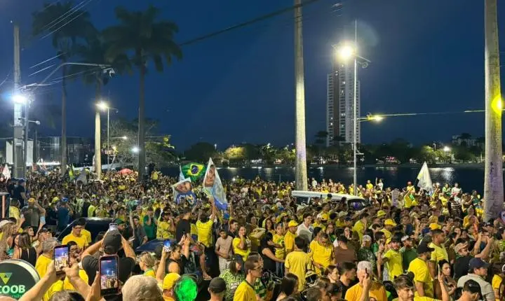Apoiadores realizam ato pró-Flávio Bolsonaro em Campina Grande