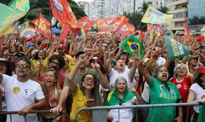 Ato pela democracia reúne artistas e milhares de pessoas em Copacabana