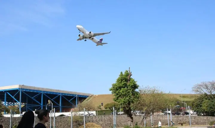 Aerolíneas Argentinas detecta impacto de drone em aeronave no Galeão