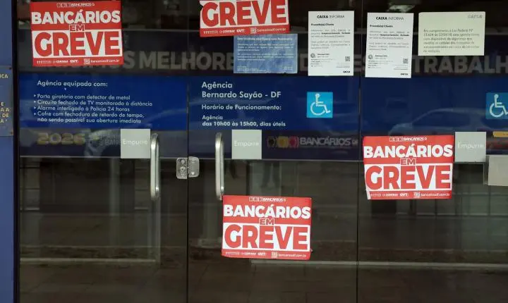 Funcionários rejeitam proposta de acordo e mantêm a greve da Caixa em todo o país