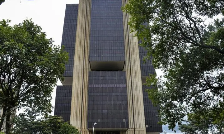 Banco Central reduz taxa Selic para 14,5% ao ano em meio a tensões globais