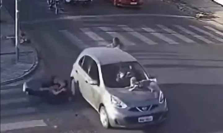 Bebê fica preso no capô de carro após atropelamento na Paraíba; vídeo registra o incidente