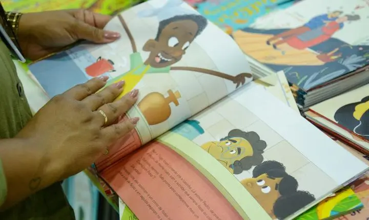 Bienal nas escolas do Rio adota tema da Copa para impulsionar a leitura