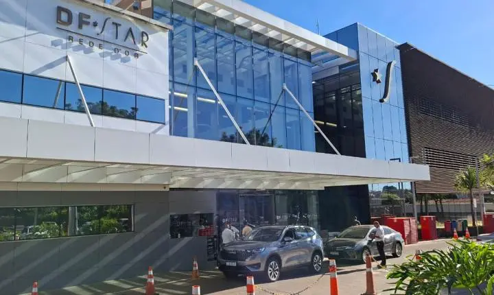 Jair Bolsonaro é internado em Brasília para realizar cirurgia no ombro