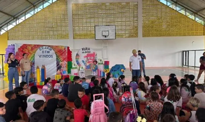 Bom Jesus inicia ano letivo com entrega de kits e ações de acolhimento aos alunos