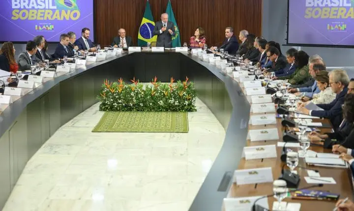 Brasil busca novos parceiros comerciais para mitigar impactos de políticas dos EUA