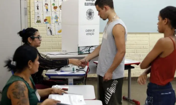 Brasileiros voltam às urnas para o segundo turno das eleições neste domingo