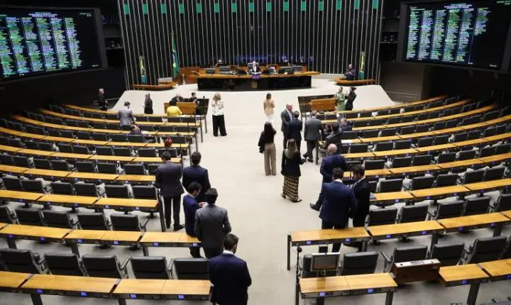 Câmara dos Deputados pode votar mudanças no Código Penal e suspensão de CNH por abandono de animais