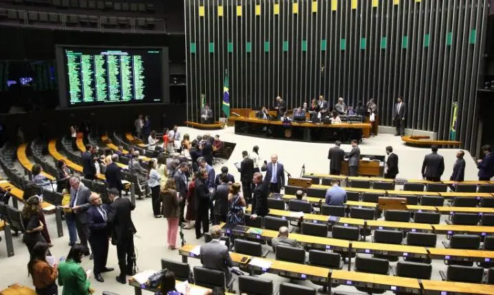 Câmara dos Deputados analisa projeto de lei para aceitar exames da rede privada no SUS