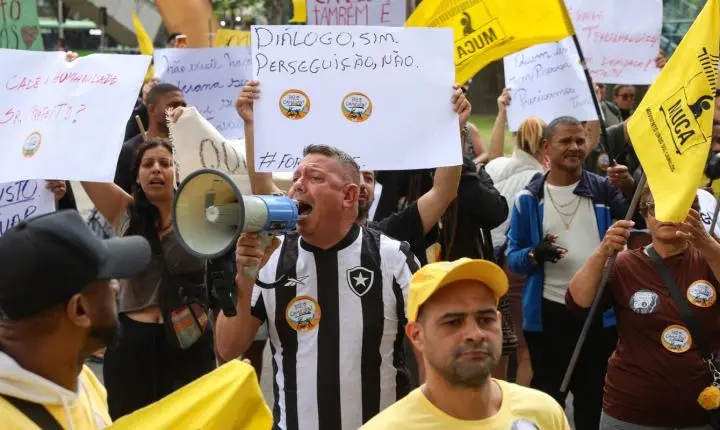 Camelôs protestam contra programa da Prefeitura do Rio contra comércio irregular