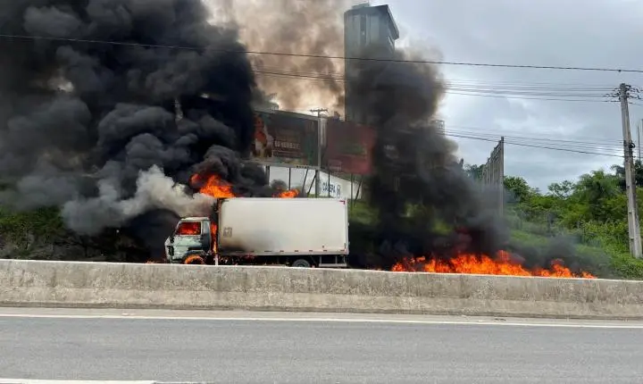 Incêndio em caminhão na BR-230 interdita trecho em Campina Grande