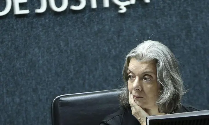 Cármen Lúcia vota contra flexibilização da Lei da Ficha Limpa no STF