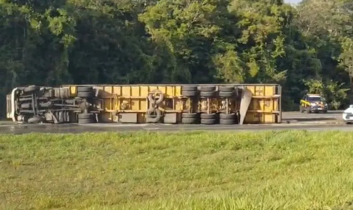 Carreta tomba na BR-230 e bloqueia faixas na Grande João Pessoa