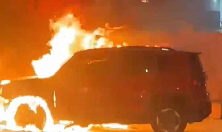 Carro é consumido por chamas em frente a farmácia em João Pessoa